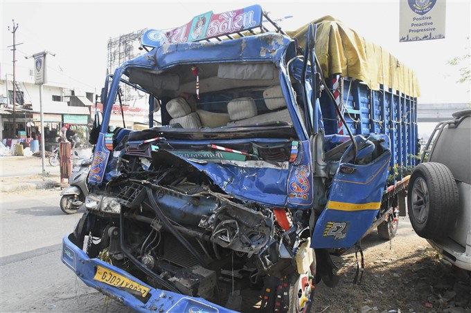 Major accident in Gujarat: 10 killed, 17 injured